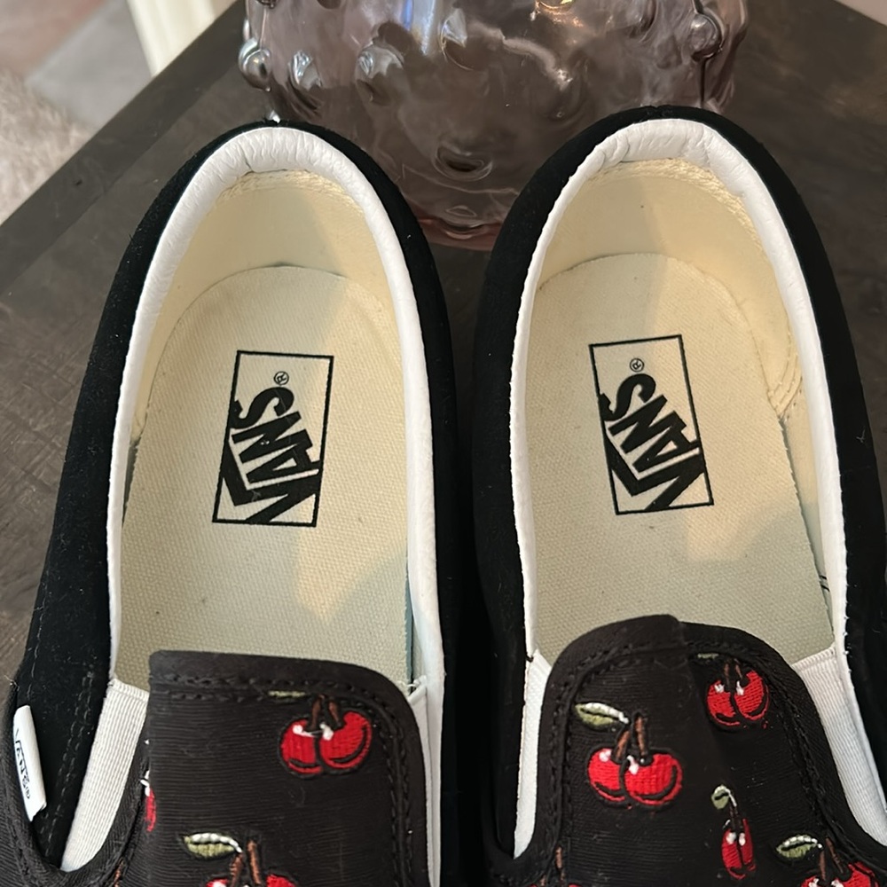 NWT Men’s Cherry Vans (size 11) - Picture 3 of 9